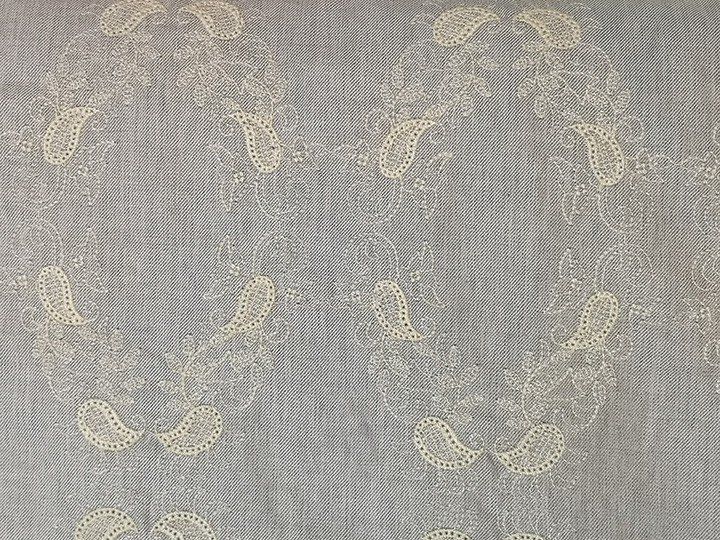 Tela de lunares de colores sobre rojo de quilting treasures