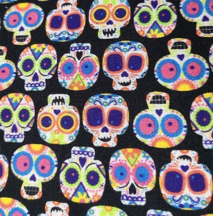 Calaveras e instrumentos musicales sobre negro