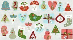 Calendario de adviento con árbol de navidad de fondo