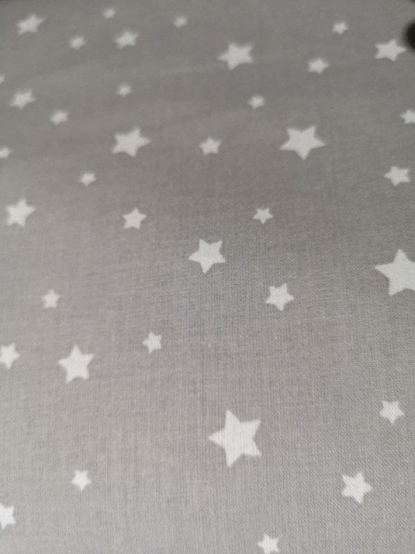 Estrellas grises grandes y pequeñas sobre blanco(Ancho 1,50)