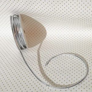 Rollo de cinta gris plata con borde de puntaditas plata