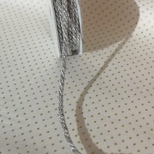 Rollo de cordón gris y plata trenzado de 2mm