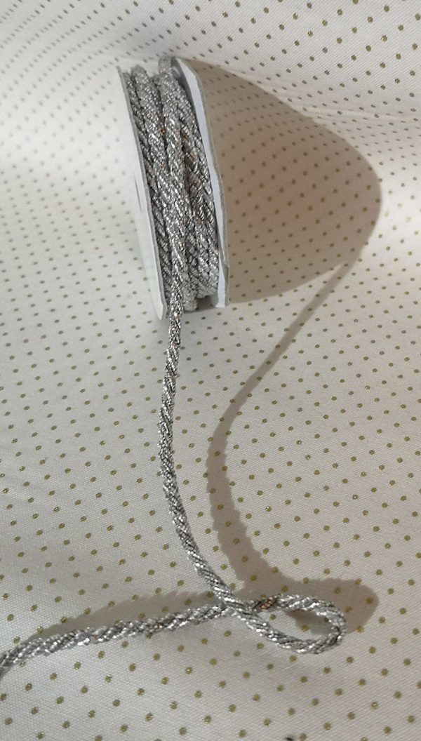 Rollo de cordón gris y plata trenzado de 2mm