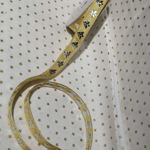 Rollo de cinta plata con motivos dorados con pinos de 10mm