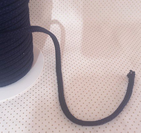 Cordón negro de algodón para mochilas de 8mm