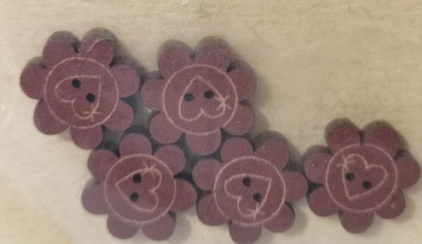 5 Botones de flores con corazones de madera