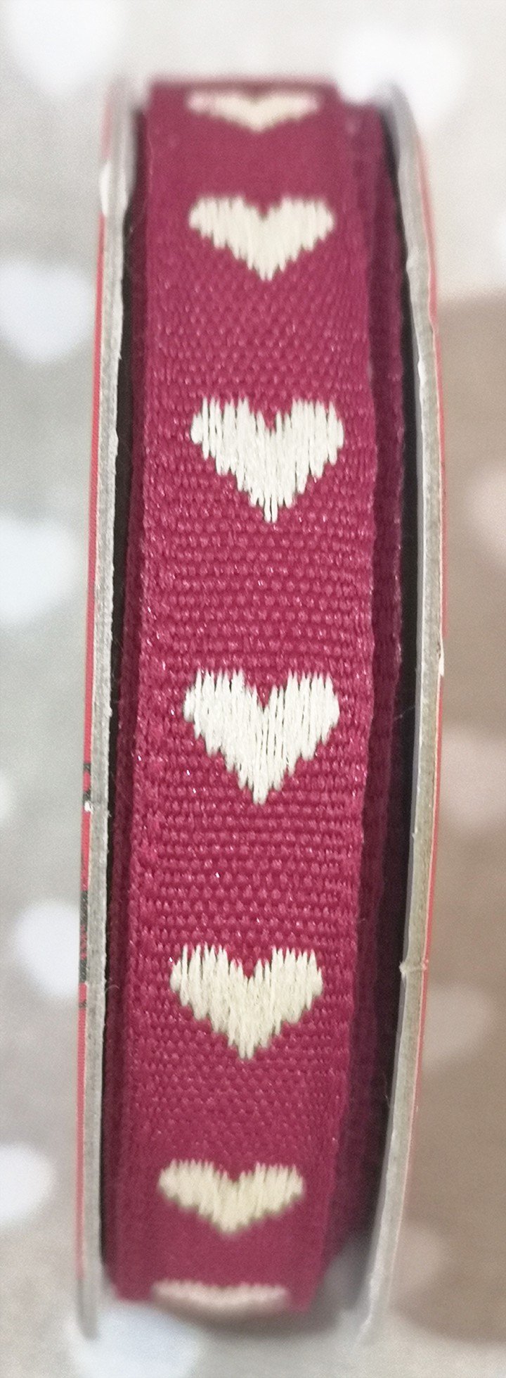 Rollo de cinta con corazones blancos sobre rojo de 2m.