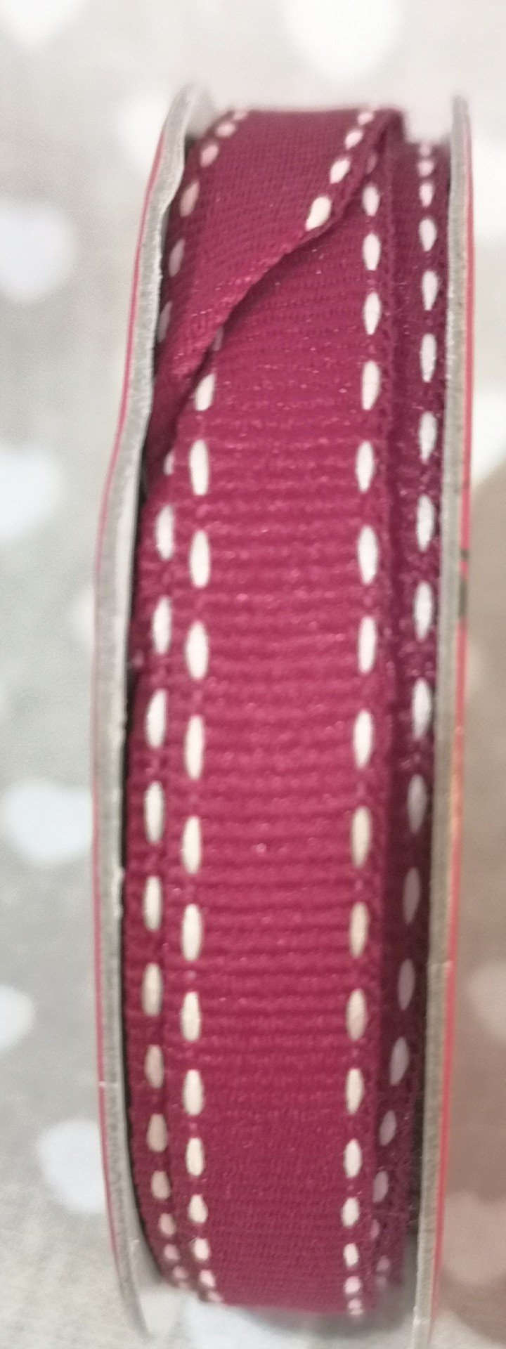 Rollo de cinta roja con puntadas blancas de 2m.