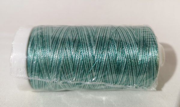 Hilo AURIFIL matizado morado y lila -5840 (100% poliéster)