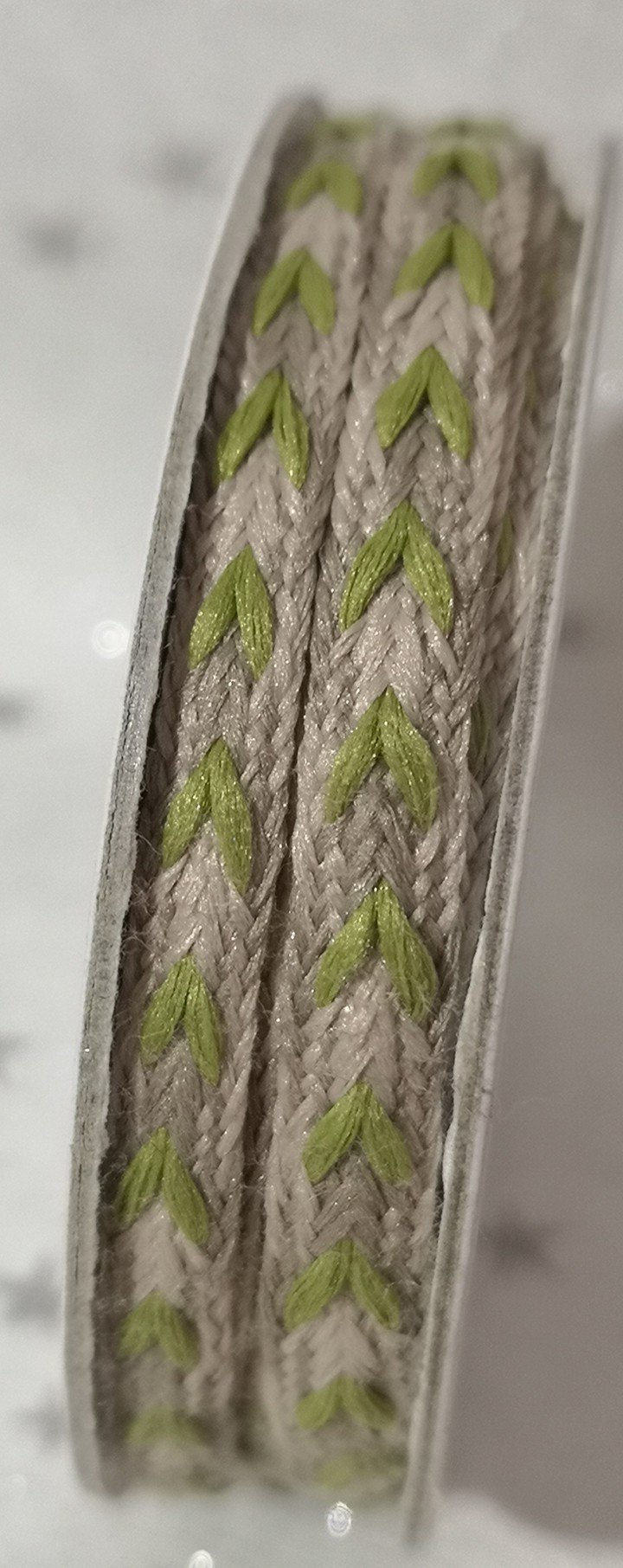 Rollo de cinta decorativa de florecitas verde sobre natural de 2m.