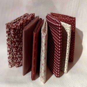Paquete de  8 telas en  fat quarters en granates, flores, rayas, cuadritos, lunares (50 x55)