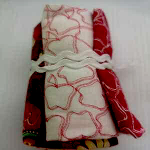 Rollito de telas  con motivos variados en rojos