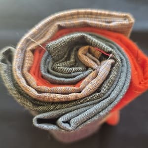 Rollito de telas japonesas en cuadros, gris, azul y naranja