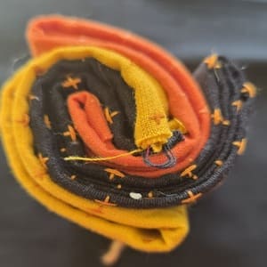 Rollito  de telas japonesas en naranja, amarillo y negro