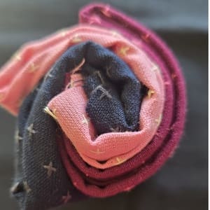 Rollito de telas japonesas en  berenjena, azul y rosa