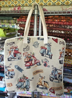 Loneta con motivos de vespas en colores sobre color claro - Imagen 3