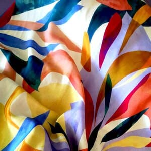Tela de viscosa con motivos  florales multicolores  sobre fondo claro